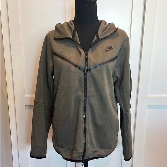 NWOT Nike Men's Khaki Performance Jacket - Picture 1 of 7